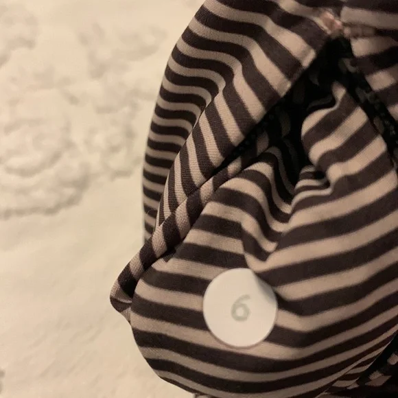 LULULEMON REVERSIBLE SHORTS - Picture 4 of 7